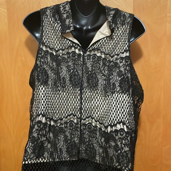 Elegant Black Lace Sleeveless Top - Picture 4 of 8
